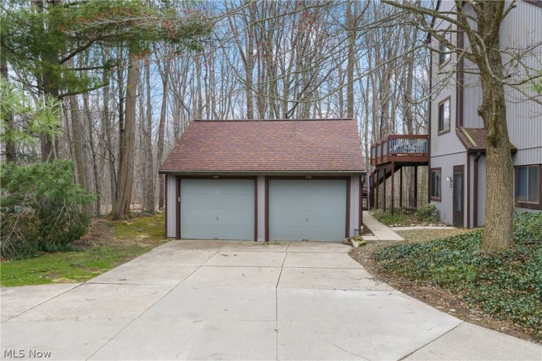 2141 Pinebrook Trail, Cuyahoga Falls, OH - Photo 4