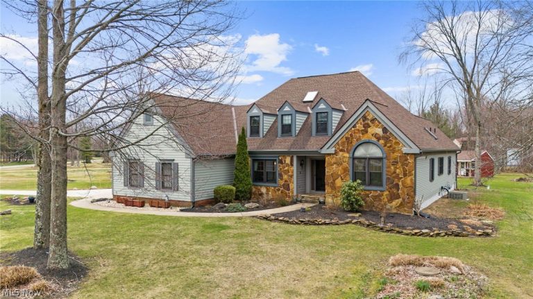 11275 Woodie Glen Drive, Chardon, OH - Photo 2