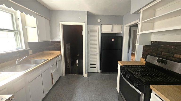 9910 Zimmer Avenue, Cleveland, OH - Photo 4