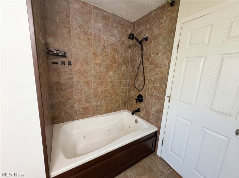 7049 Woodland Avenue, Chagrin Falls, OH - Photo 6