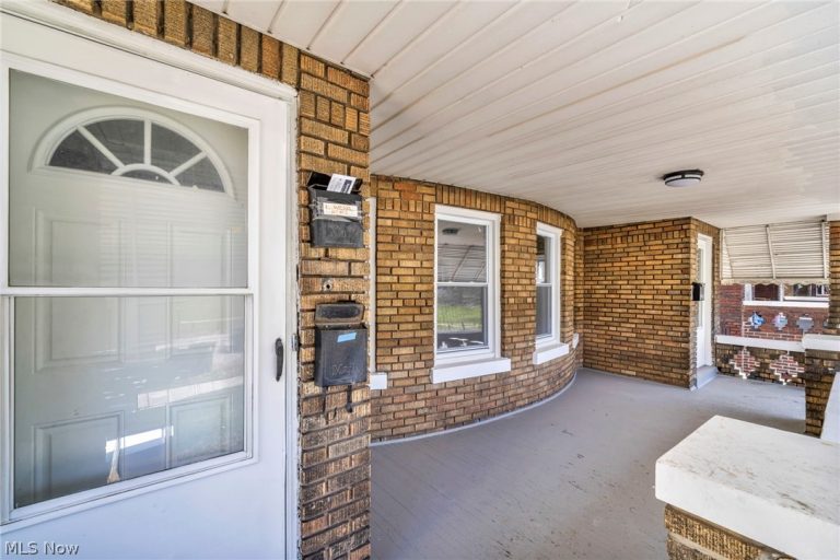 929 Thornhill Drive, Cleveland, OH - Photo 4