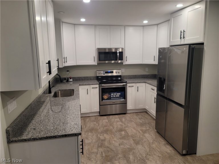 38136 Parkway Boulevard, Willoughby, OH - Photo 2