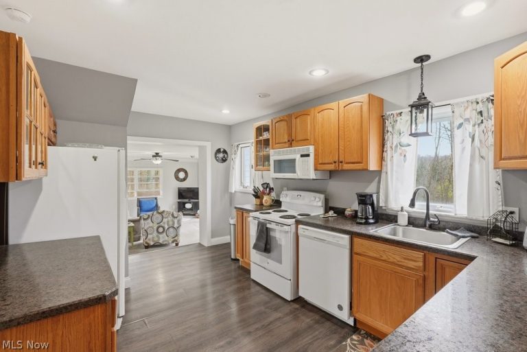 7981 Kinsman Road, Novelty, OH - Photo 8