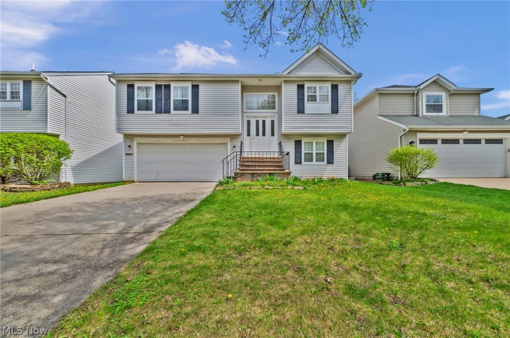 9561 Cyprus Lane, Olmsted Falls, OH