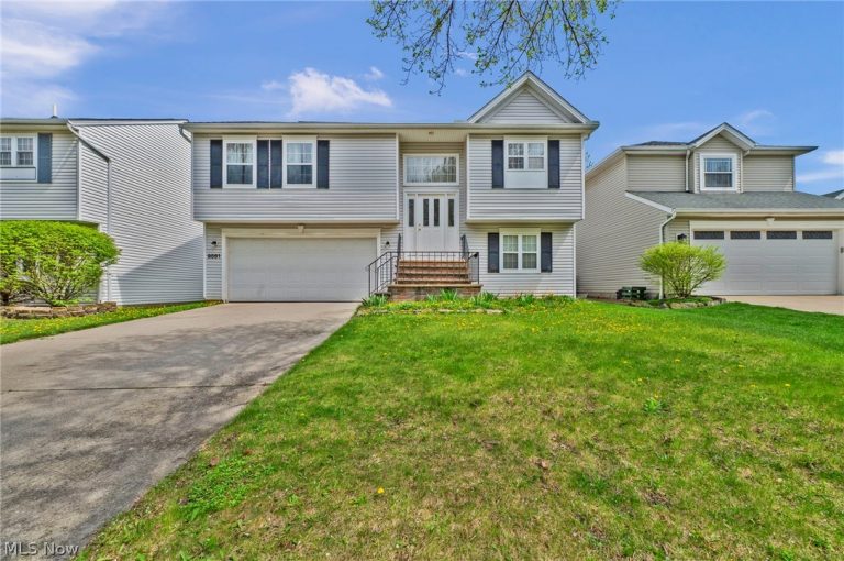 9561 Cyprus Lane, Olmsted Falls, OH, 44138