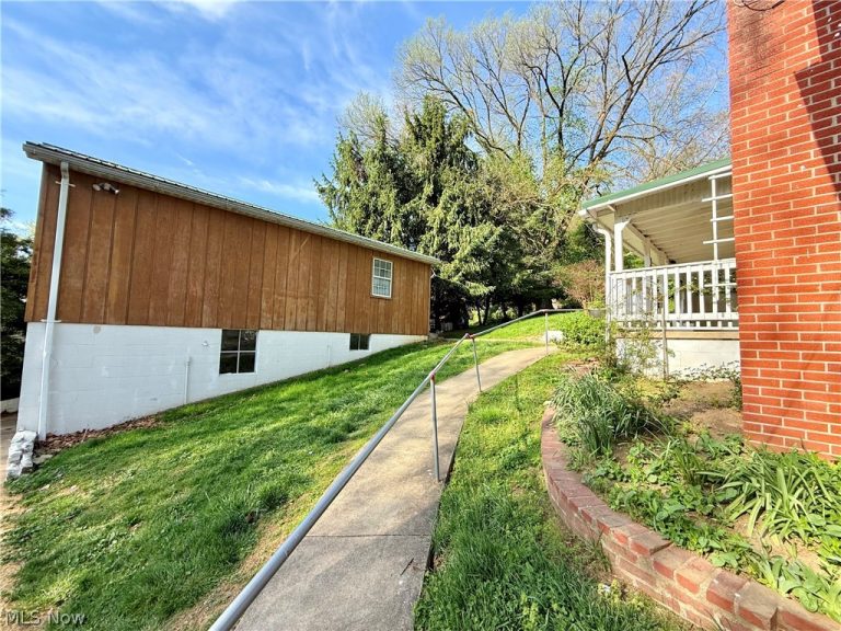1181 Clement Avenue, Belpre, OH - Photo 3