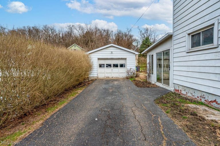 1055 Ambrose Avenue, East Liverpool, OH - Photo 4