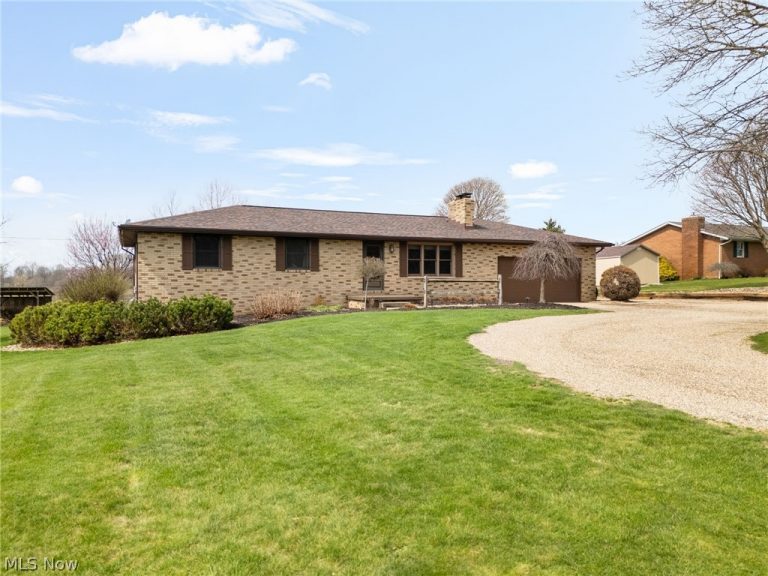 13671 Kent Avenue, Hartville, OH - Photo 6