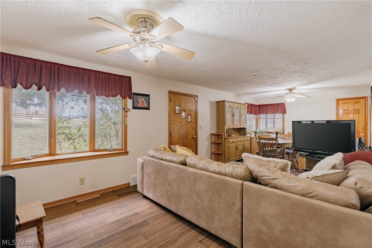 17446 Snyder Road, Chagrin Falls, OH - Photo 6