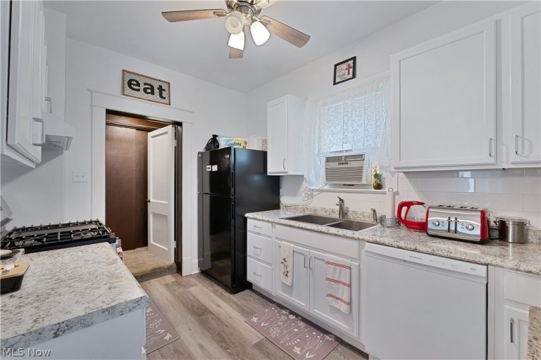 273 Maplewood Avenue, Struthers, OH - Photo 6