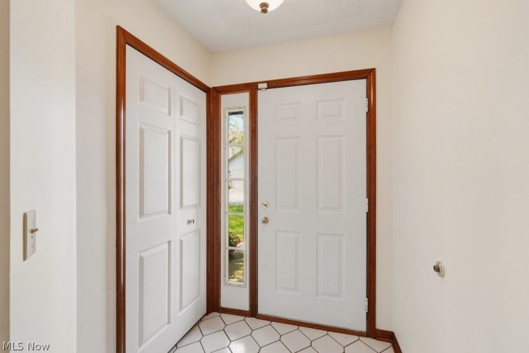 5723 Gateway Lane, Brook Park, OH - Photo 3