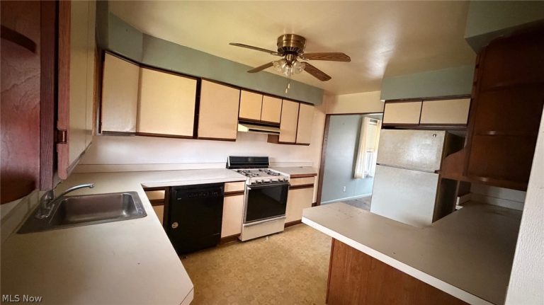 864 Lindsay Avenue, Akron, OH - Photo 4