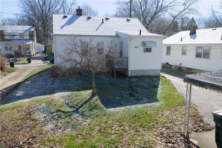 586 Lindell Street, Akron, OH - Photo 2