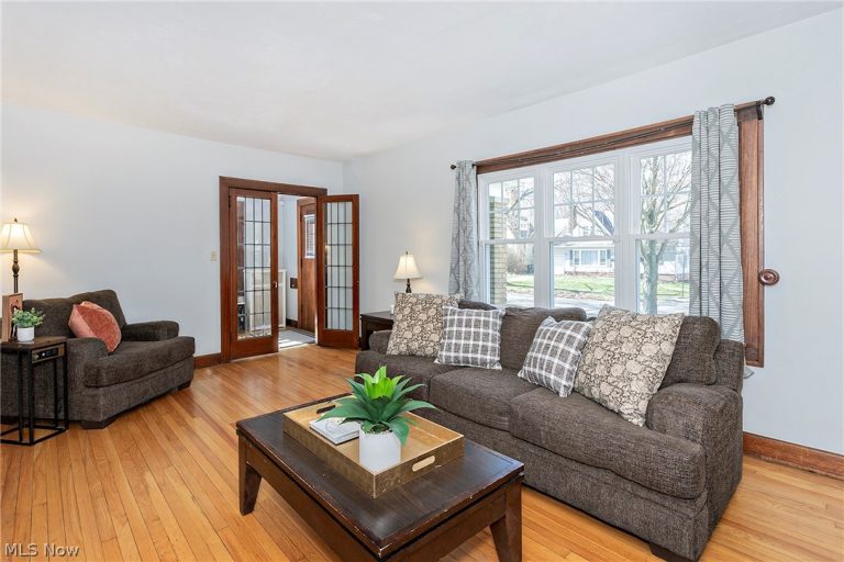 923 Cambridge Road, Cleveland Heights, OH - Photo 3