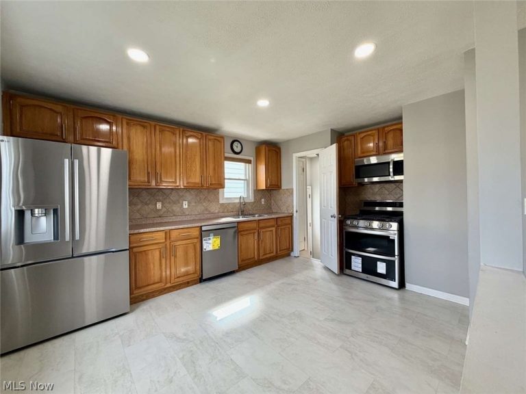 4515 Pershing Avenue, Parma, OH - Photo 8