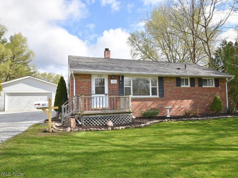 307 Hilltop Drive, Chardon, OH - Photo 2