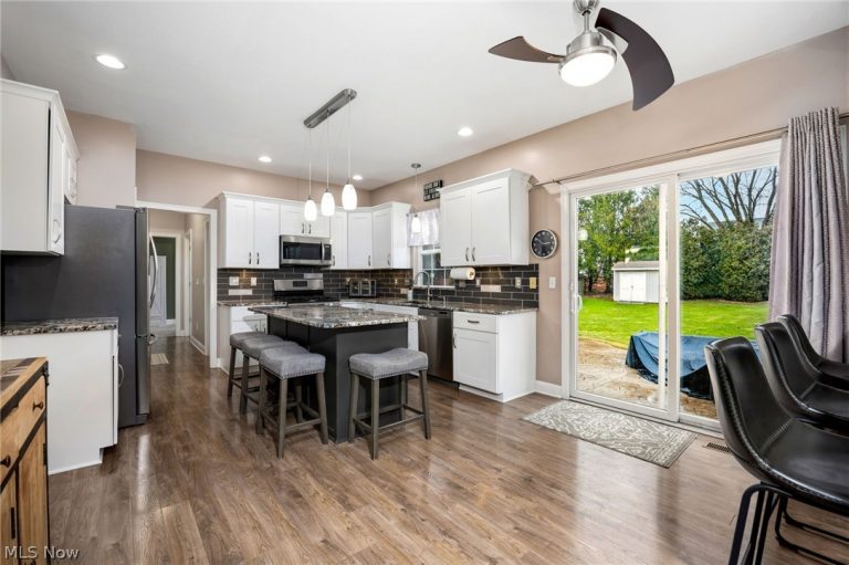 1286 Freeport Drive, Medina, OH - Photo 8