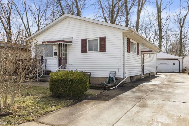 553 Delaware Avenue, Elyria, OH - Photo 2