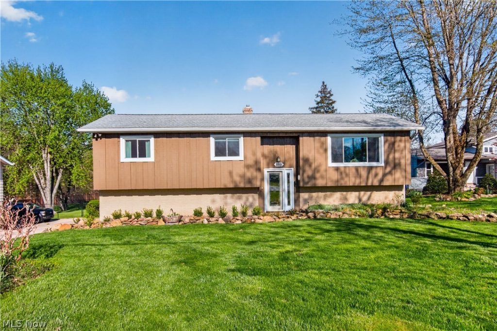 889 Pennys Drive, Brunswick, OH