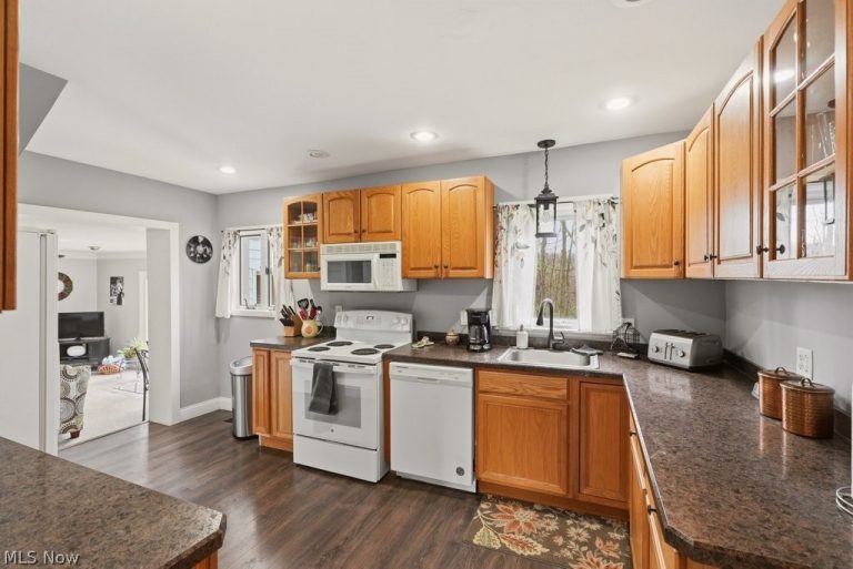 7981 Kinsman Road, Novelty, OH - Photo 5