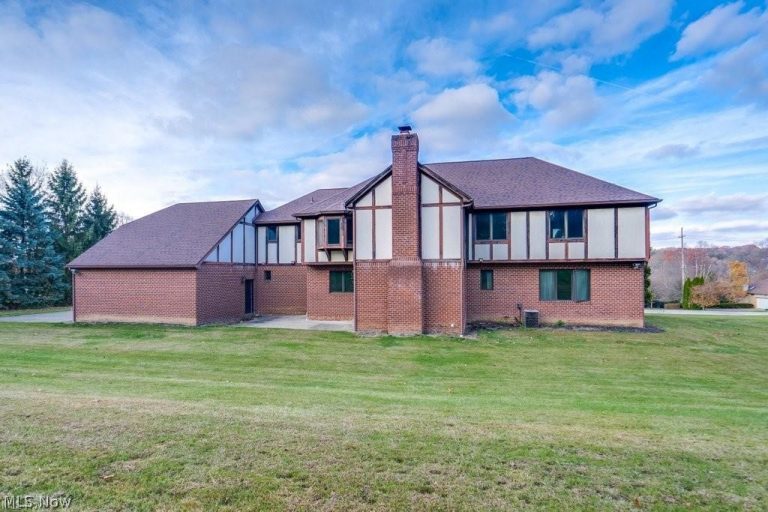 4700 Barnsleigh Drive, Bath, OH - Photo 4