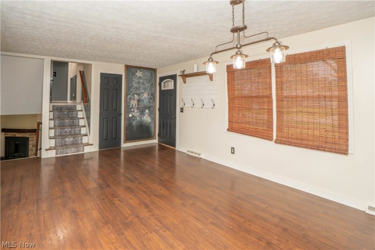 10288 Hunting Hills Avenue, Hartville, OH - Photo 5