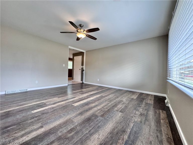 4230 Selkirk Avenue, Austintown, OH - Photo 6