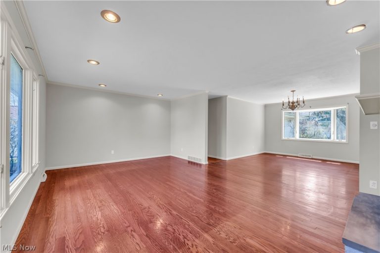25106 Hazelmere Road, Beachwood, OH - Photo 2