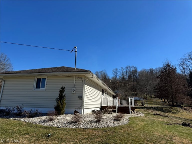 404 Bradfield Drive, St Marys, WV - Photo 4