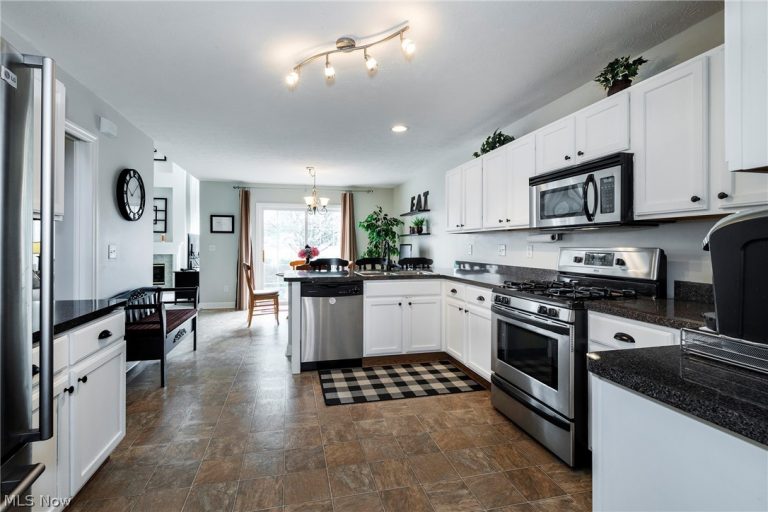 37049 Chaddwyck Lane, North Ridgeville, OH - Photo 5