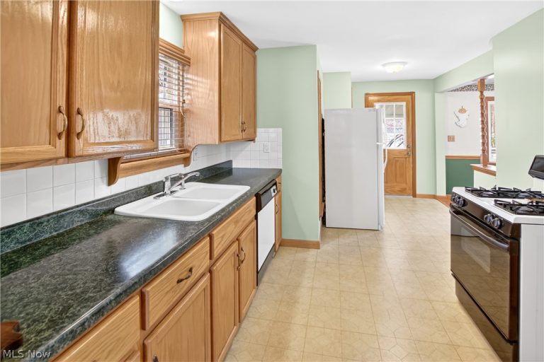 10004 Manoa Avenue, Brooklyn, OH - Photo 3