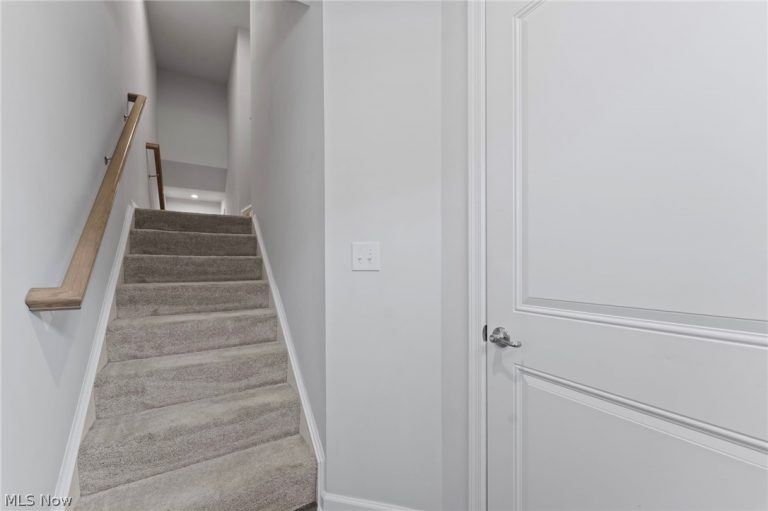 34615 Ethan Way, Willoughby, OH - Photo 6