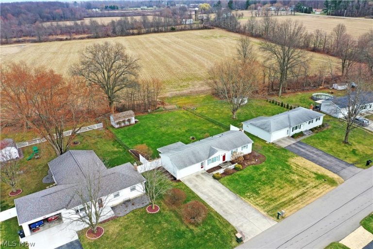 9812 Deltona Drive, New Middletown, OH - Photo 4