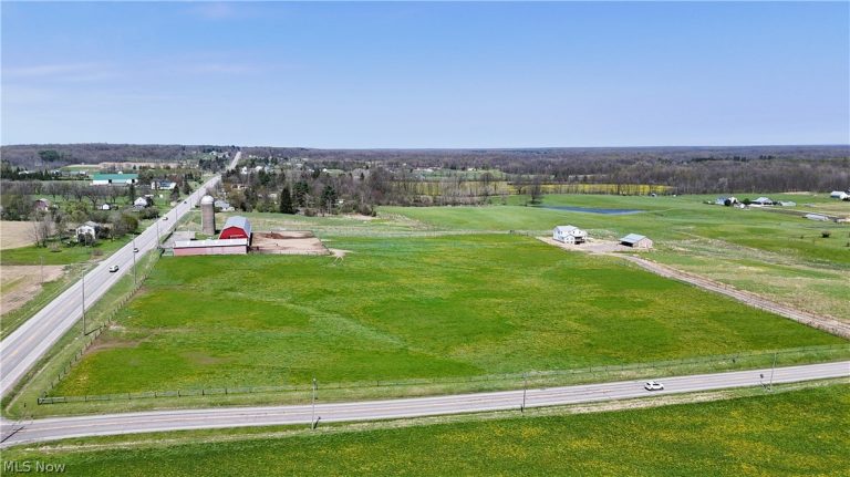 Burton Windsor Rd, Middlefield, OH - Photo 8