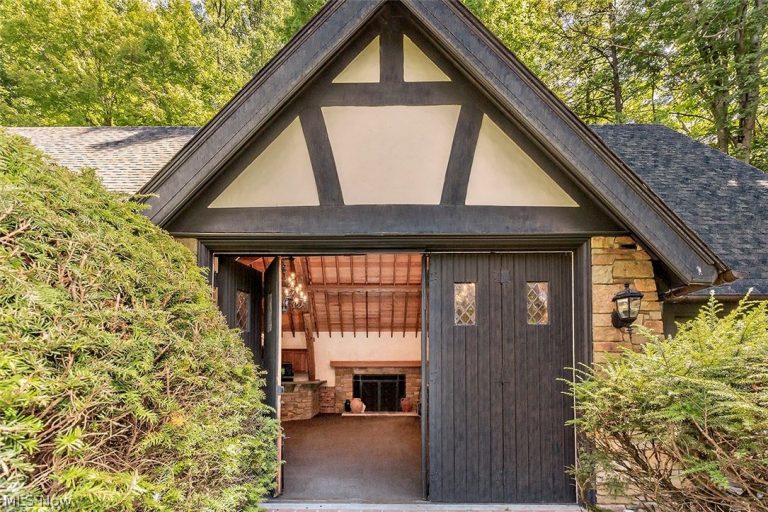 7020 Woodland Road, Chagrin Falls, OH - Photo 2