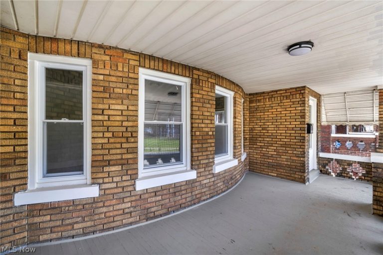 929 Thornhill Drive, Cleveland, OH - Photo 3