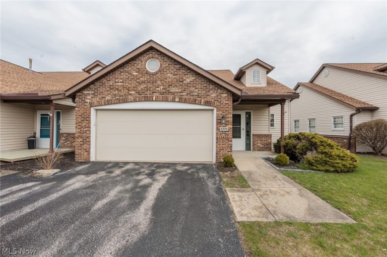 5779 Gateway Lane, Brook Park, OH - Photo 2
