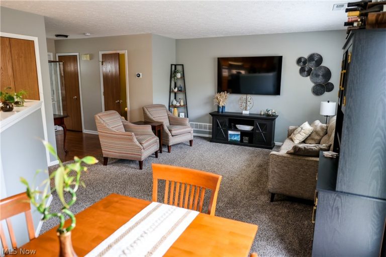 2146 Stonehenge Circle, Akron, OH - Photo 6