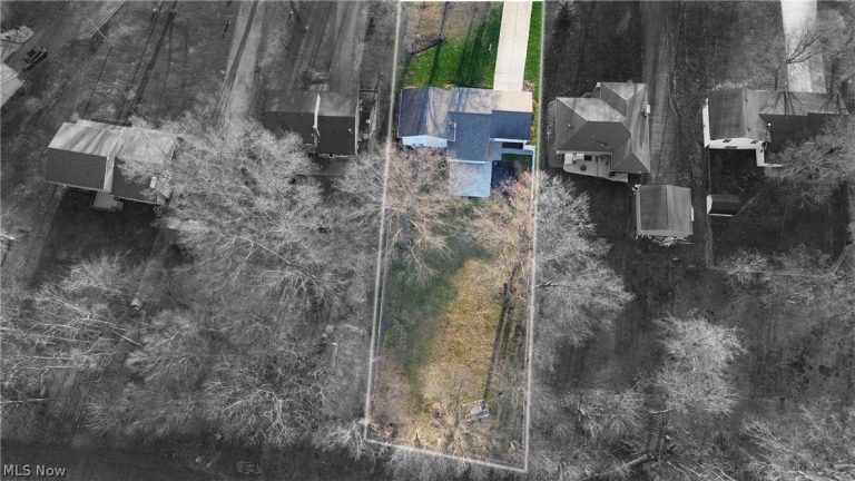 130 Robinwood Drive, New Middletown, OH - Photo 4