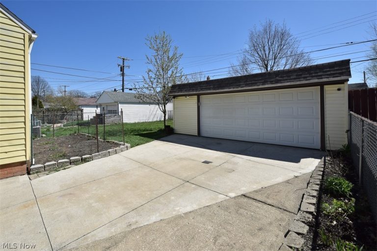 2929 Commonwealth Drive, Parma, OH - Photo 8