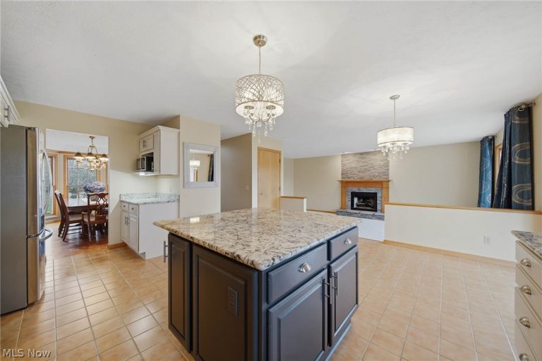 1365 Vermillion Drive, New Franklin, OH - Photo 8