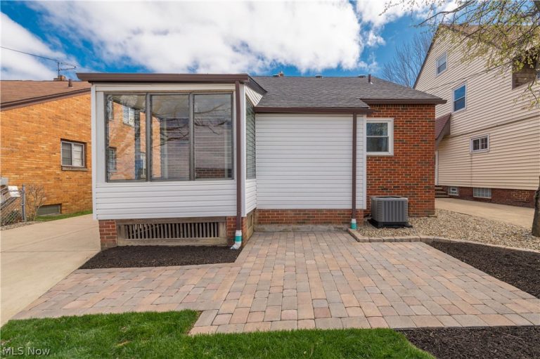 6392 Doncaster Avenue, Parma, OH - Photo 8
