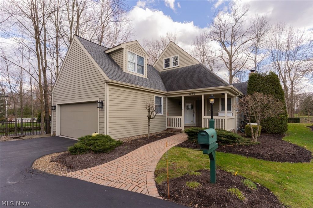 600 The Greens, Howland, OH