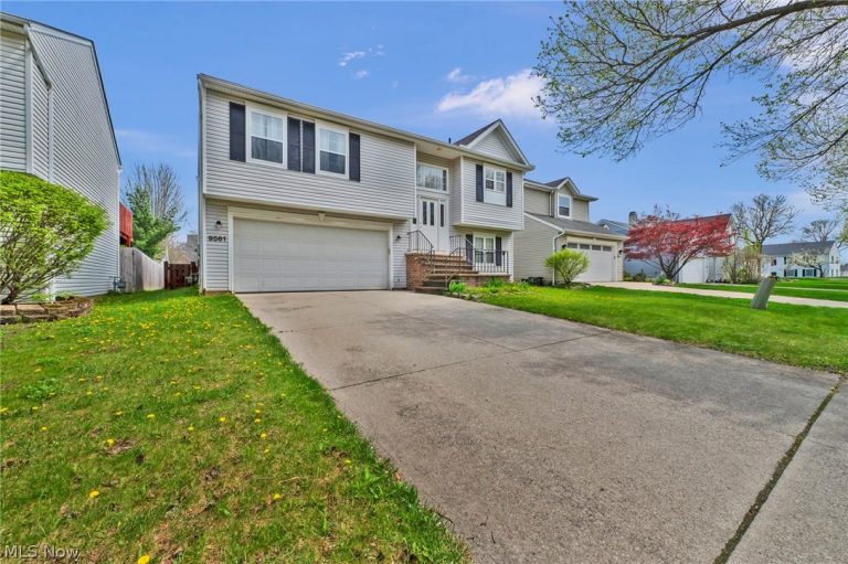 9561 Cyprus Lane, Olmsted Falls, OH - Photo 3