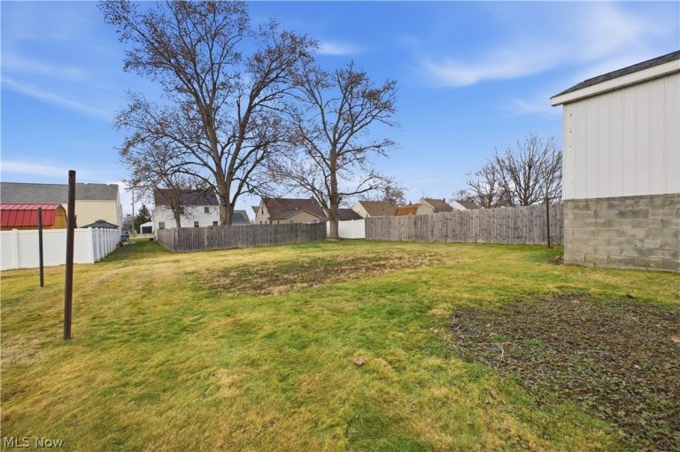 227 Wilson Street, Struthers, OH - Photo 2