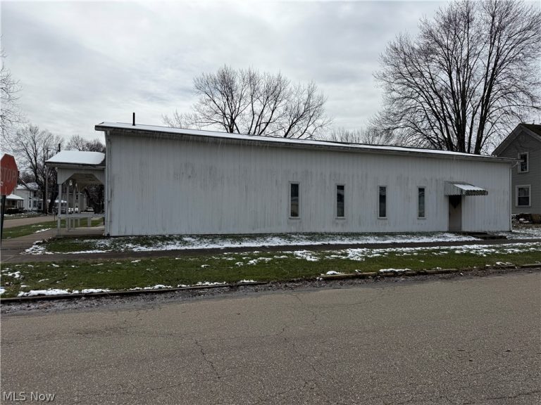 638 Parrish Street, Uhrichsville, OH - Photo 3