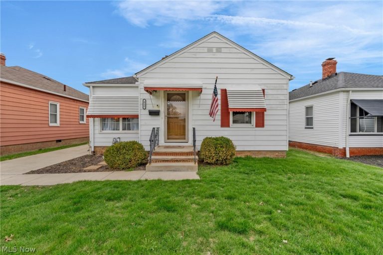 912 Dawnwood Drive, Parma, OH - Photo 2