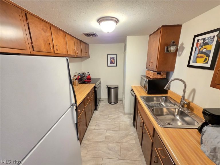 6995 Carriage Hill Drive, Brecksville, OH - Photo 6
