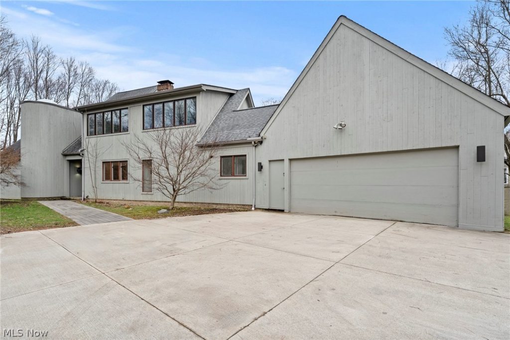 29475 Woodland Road, Pepper Pike, OH