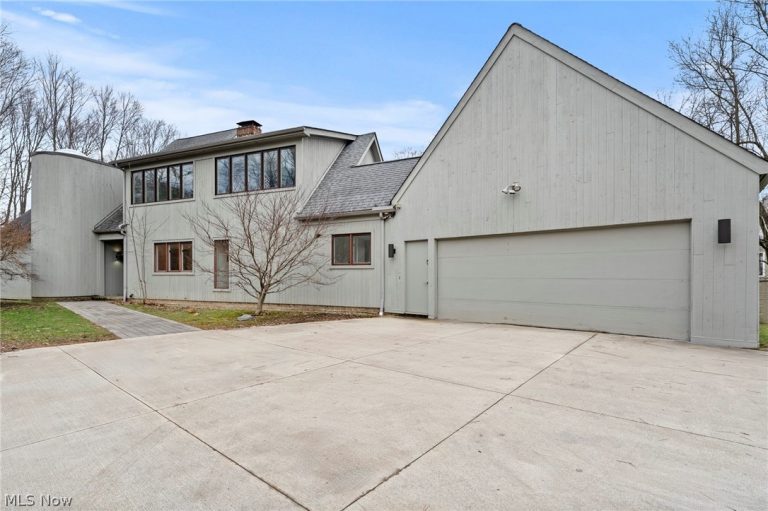 29475 Woodland Road, Pepper Pike, OH, 44124